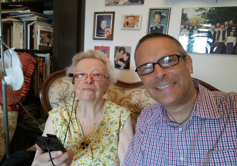 Seniorin (92) kann dank OrCam Brille wieder in der Kirche singen